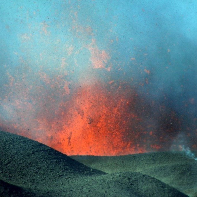 Volcanic eruption at Fimmvorduhals (Eyjafjallajokull) on 27 March 2010