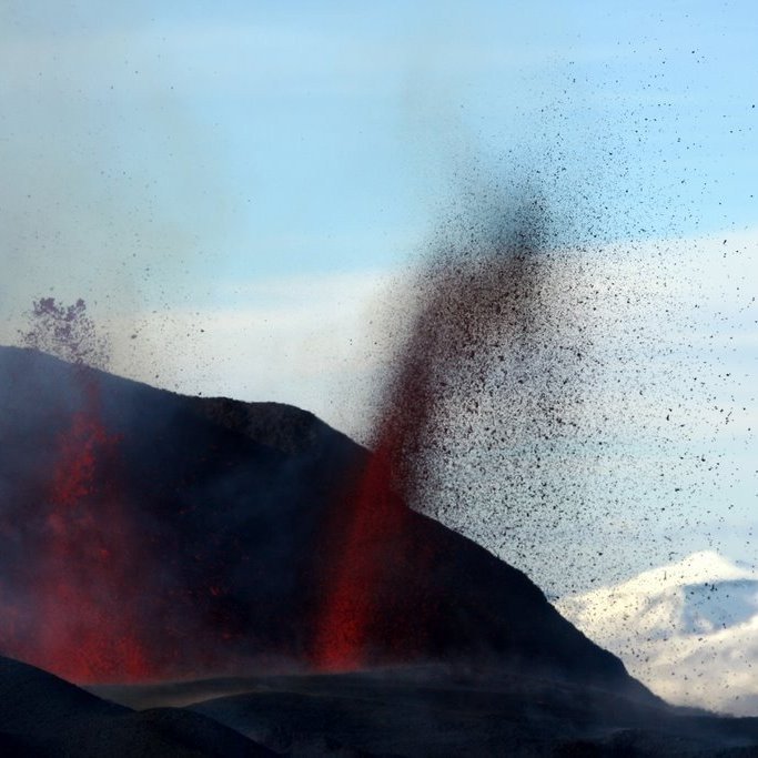 Volcanic eruption at Fimmvorduhals (Eyjafjallajokull) on 27 March 2010