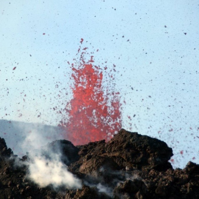 Volcanic eruption at Fimmvorduhals (Eyjafjallajokull) on 27 March 2010