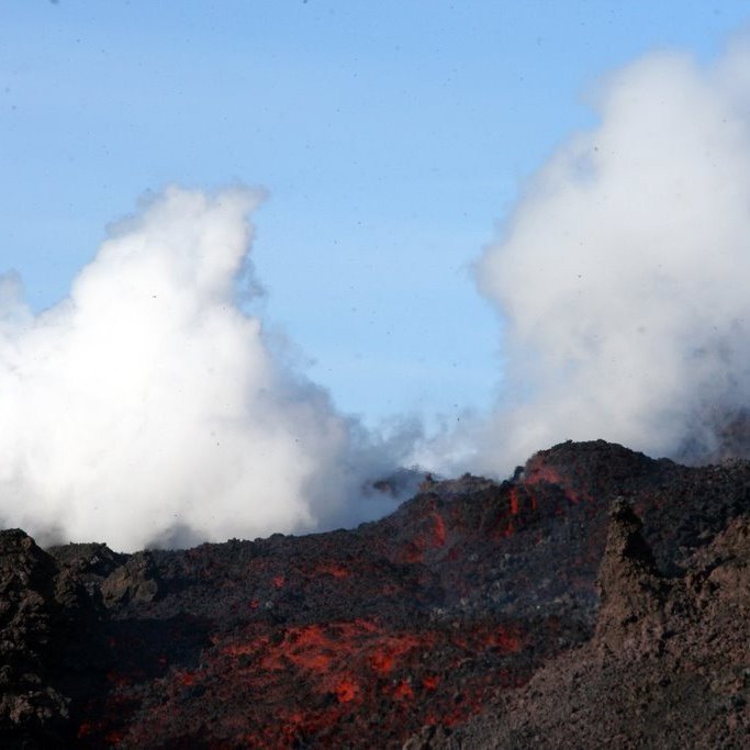 Volcanic eruption at Fimmvorduhals (Eyjafjallajokull) on 27 March 2010