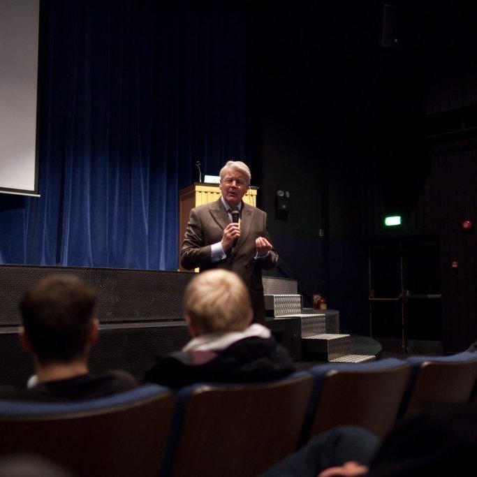 Hr. &Oacute;lafur Ragnar Gr&iacute;msson, forseti &Iacute;slands, h&eacute;lt erindi um n&yacute;lega f&ouml;r s&iacute;na &aacute; Su&eth;urskautslandi&eth;, &aacute;samt Al Gore.