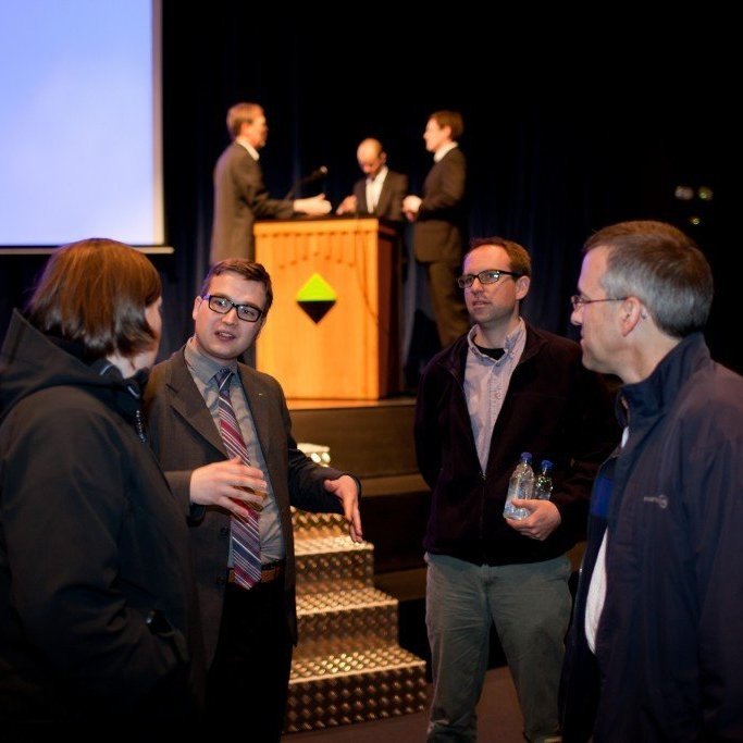 Fulttr&uacute;ar NASA &aacute;samt Tomasz Miklis, kennara &iacute; t&aelig;knifr&aelig;&eth;in&aacute;mi Keilis