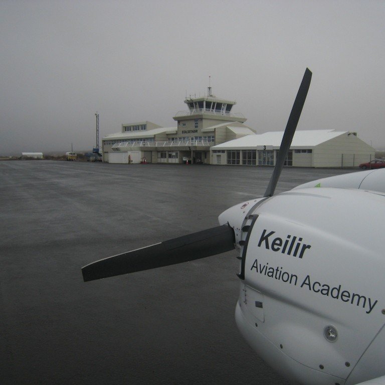 Skyggni var lélegt á Egilsstöðum og því ekki möguleiki á að bjóða áhugasömum upp á kynningarflug. Svo mikil
þoka var við lendingu á flugvellinum að flugvél Keilis er eina kennsluvél á landinu sem getur lent í slíku skyggni.