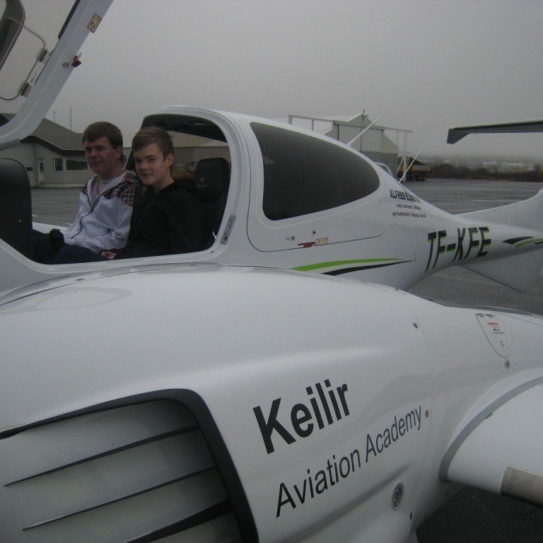 Nemendur úr ME skoða flugvél Keilis