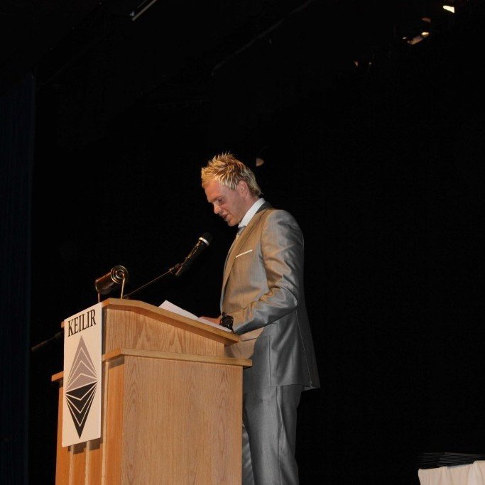 Logi Geirsson flytur útskriftarræðu fyrir hönd ÍAK einkaþjálfara