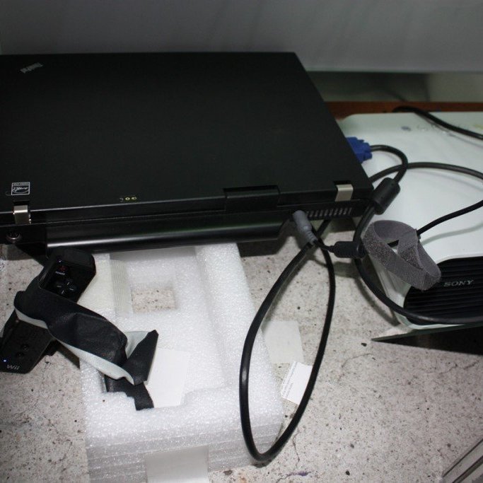 Búnaður sem notaður var til að búa til snertiskjáinn var einfaldur. Myndvarpi, spegill og WII fjarstýring.