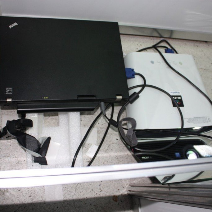 Búnaður sem notaður var til að búa til snertiskjáinn var einfaldur. Myndvarpi, spegill og WII fjarstýring.