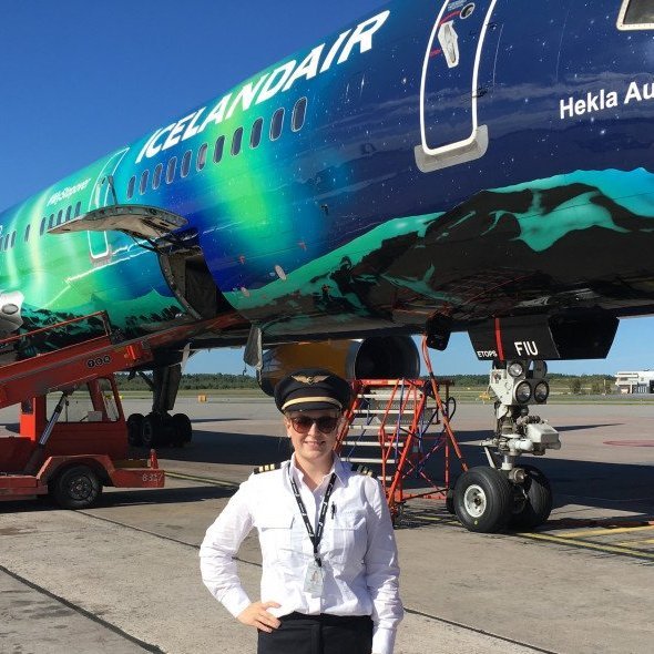 Ég útskrifaðist sem atvinnuflugmaður frá Keili í byrjun árs 2014, fór að kenna PPL hjá Keili sama ár og vinna sem flugfreyja hjá Icelandair. Safnaði 100 tímum í Daytona Beach í Flórída. Byrjaði svo sem flugmaður hjá Icelandair vorið 2016.