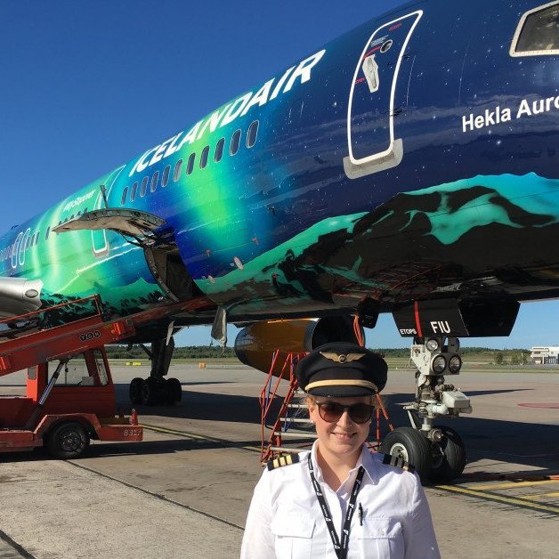 Ég útskrifaðist sem atvinnuflugmaður frá Keili í byrjun árs 2014, fór að kenna PPL hjá Keili sama ár og vinna sem flugfreyja hjá Icelandair. Safnaði 100 tímum í Daytona Beach í Flórída. Byrjaði svo sem flugmaður hjá Icelandair vorið 2016.