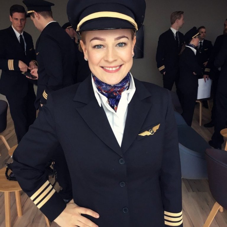 Ég útskrifaðist sem atvinnuflugmaður frá Keili í byrjun árs 2014, fór að kenna PPL hjá Keili sama ár og vinna sem flugfreyja hjá Icelandair. Safnaði 100 tímum í Daytona Beach í Flórída. Byrjaði svo sem flugmaður hjá Icelandair vorið 2016.
