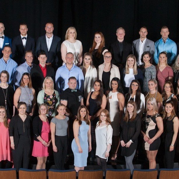 Samtals útskrifuðust 50 ÍAK einkaþjálfarar og átta ÍAK styrktarþjálfarar. Tinna Mark Antonsdóttir fékk viðurkenningu fyrir bestan námsárangur í ÍAK einkaþjálfaranámi með 9,8 í meðaleinkunn og Arna Ösp Gunnarsdóttir fyrir ÍAK styrktarþjálfaranám með 9,25 í meðaleinkunn. Fengu þær gjafabréf í Nike verslunina frá Sporthúsinu í Reykjanesbæ.