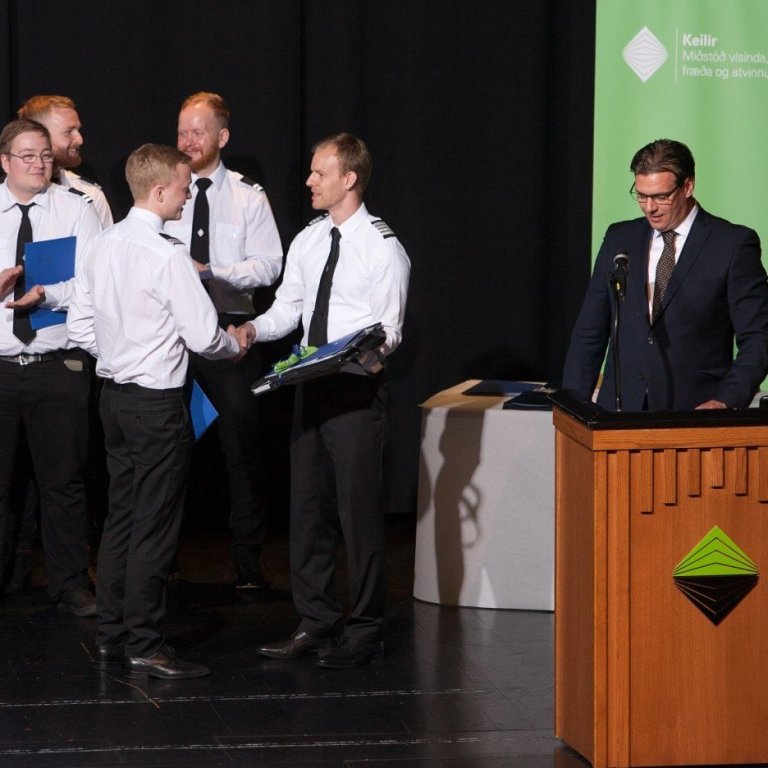 Flugakademía Keilis útskrifaði 27 atvinnuflugmannsnemendur við hátíðlega athöfn á Ásbrú föstudaginn 10. júní. Rúnar Árnason, forstöðumaður Flugakademíunnar, flutti ávarp. Dúx var Kolbeinn Ísak Hilmarsson með 9,77 í meðaleinkunn, en það er næst hæsta einkunn úr atvinnuflugmannsnámi Keilis frá upphafi. Kolbeinn fékk gjafabréf frá WOWair og bók frá Icelandair. Ræðu útskriftarnema flutti Axel C.Thimell.