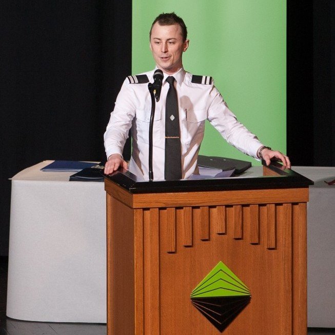 Flugakademía Keilis útskrifaði 27 atvinnuflugmannsnemendur við hátíðlega athöfn á Ásbrú föstudaginn 10. júní. Rúnar Árnason, forstöðumaður Flugakademíunnar, flutti ávarp. Dúx var Kolbeinn Ísak Hilmarsson með 9,77 í meðaleinkunn, en það er næst hæsta einkunn úr atvinnuflugmannsnámi Keilis frá upphafi. Kolbeinn fékk gjafabréf frá WOWair og bók frá Icelandair. Ræðu útskriftarnema flutti Axel C.Thimell.