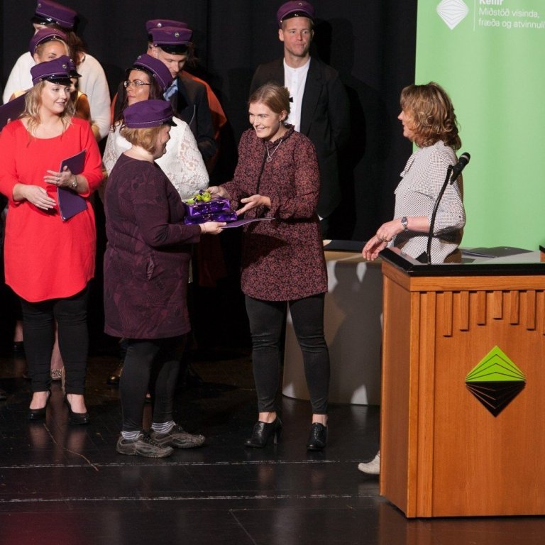 Háskólabrú Keilis útskrifaði í allt 60 nemendur úr þremur deildum, þar af sjö fjarnámsnemendur. Soffía Waag Árnadóttir, forstöðumaður Háskólabrúar, flutti ávarp. Dúx var Erna Björt Árnadóttir með 9,5 í meðaleinkunn. Fékk hún bók frá Íslandsbanka og lesbretti frá Keili sem viðurkenningu fyrir námsárangur. Rósa Björk Ágústsdóttir nemandi á félagsvísinda- og lagadeild flutti ræðu útskriftarnema. Með útskriftinni hafa samtals 1.403 nemendur útskrifast úr Háskólabrú Keilis og hafa lang flestir þeirra haldið áfram í háskólanám bæði hérlendis og erlendis.