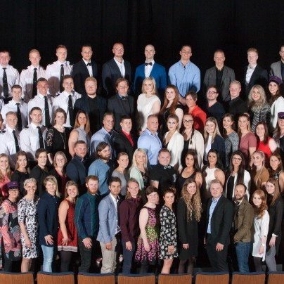 Keilir útskrifaði 163 nemendur við hátíðlega athöfn á Ásbrú föstudaginn 10. júní. Við athöfnina brautskráðust nemendur úr Háskólabrú, Íþróttaakademíu og Flugakademíu, auk nemenda í leiðsögunámi í ævintýraferðamennsku á vegum Thompson Rivers University og Keilis. Með útskriftinni hafa 267 nemendur lokið námi frá skólum Keilis á árinu og stefnir í að þeir verði orðnir rúmlega 300 talsins í sumar, þar sem enn á eftir að brautskrá nemendur af verk- og raungreinadeild Háskólabrúar Keilis, auk nemenda í tæknifræðinámi Háskóla Íslands og Keilis. Aldrei hafa jafn margir einstaklingar lokið námi í Keili á einu ári síðan skólinn hóf starfsemi sína árið 2007.