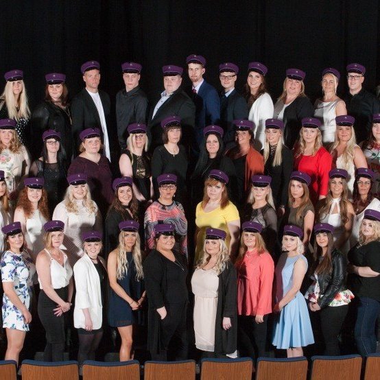 Háskólabrú Keilis útskrifaði í allt 60 nemendur úr þremur deildum, þar af sjö fjarnámsnemendur. Samtals hafa 125 einstaklingar lokið námi í Háskólabrú það sem af er árinu. Enn mun bætast við þann hóp þar sem nemendur úr verk- og raungreinadeild Háskólabrúar ústkrifast í ágúst.