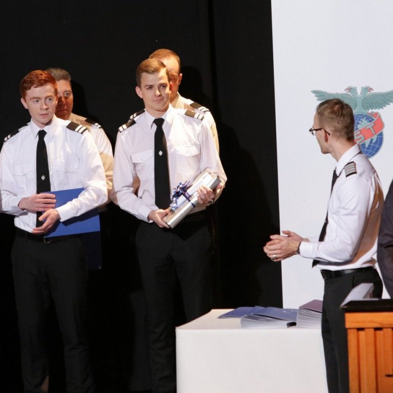 Sören Molbech Madsen fékk viðurkenningu fyrir framúrskarandi námsárangur í atvinnuflugmannsnámi með 9,75 í meðaleinkunn. Fékk hann gjafabréf frá WOWair og bók frá Icelandair.