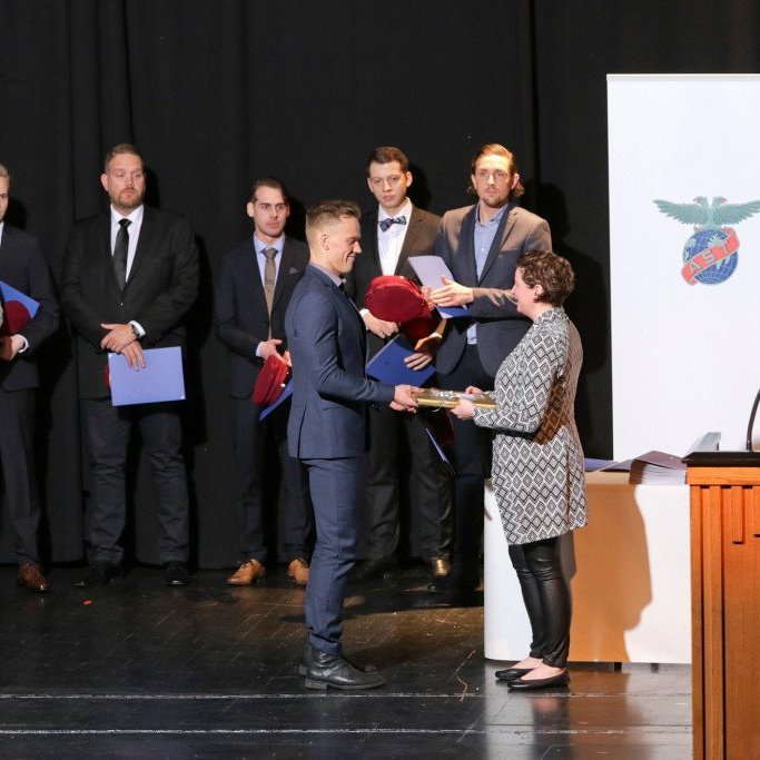 Bergur Sverrisson viðurkenningu fyrir góðan námsárangur í flugvirkjanáminu. Fékk hann bókagjöf frá Isavia.