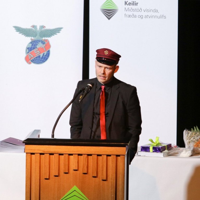 Davíð Ingi Jóhannsson, nemandi í flugvirkjanámi, flutti ræðu útskriftarnema fyrir hönd Flugakademíu Keilis. Hann hlaut einnig viðurkenningu frá deildinni fyrir góðan árangur og eljusemi og fékk bókagjöf frá Isavia.