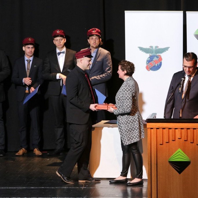 Davíð Ingi Jóhannsson, nemandi í flugvirkjanámi, flutti ræðu útskriftarnema fyrir hönd Flugakademíu Keilis. Hann hlaut einnig viðurkenningu frá deildinni fyrir góðan árangur og eljusemi og fékk bókagjöf frá Isavia.