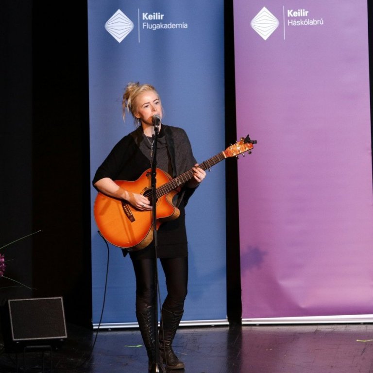 Jónína Aradóttir, fyrrverandi nemandi á Háskólabrú Keilis, flutti nokkur frumsamin lög.