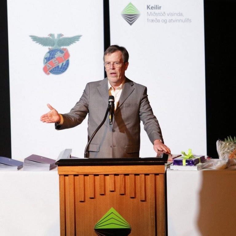 Í hátíðarræðu sinni minntist Hjálmar Árnason, framkvæmdastjóri Keilis, meðal annars á þá umræðu sem hefur átt sér stað í samfélaginu undanfarið, bæði hér heima og erlendis, og hófst með metoo baráttunni. Lagði hann sérstaka áherslu á mikilvægi þessarar umræðu og þá gagnkvæmu virðingu sem við þurfum að sýna hvert öðru. Bregðast þarf við og taka á öllu ofbeldi, í hvaða mynd sem það birtist, og þar er skólasamfélagið ekki undanskilið. Ofbeldi sem getur birst með ýmsum hætti. Líkamlegt eða kynferðislegt, í orði, í skrifum eða athöfnum. En hver sem myndin er, hljótum við að vilja fjarlægja hverskonar ofbeldi og í hvaða mynd sem það birtist. Með orðræðunni hefur myndast góður vettvangur til að takast á við þetta vandamál á opinskáan hátt og skapa þannig grundvöll til varanlegra breytinga.