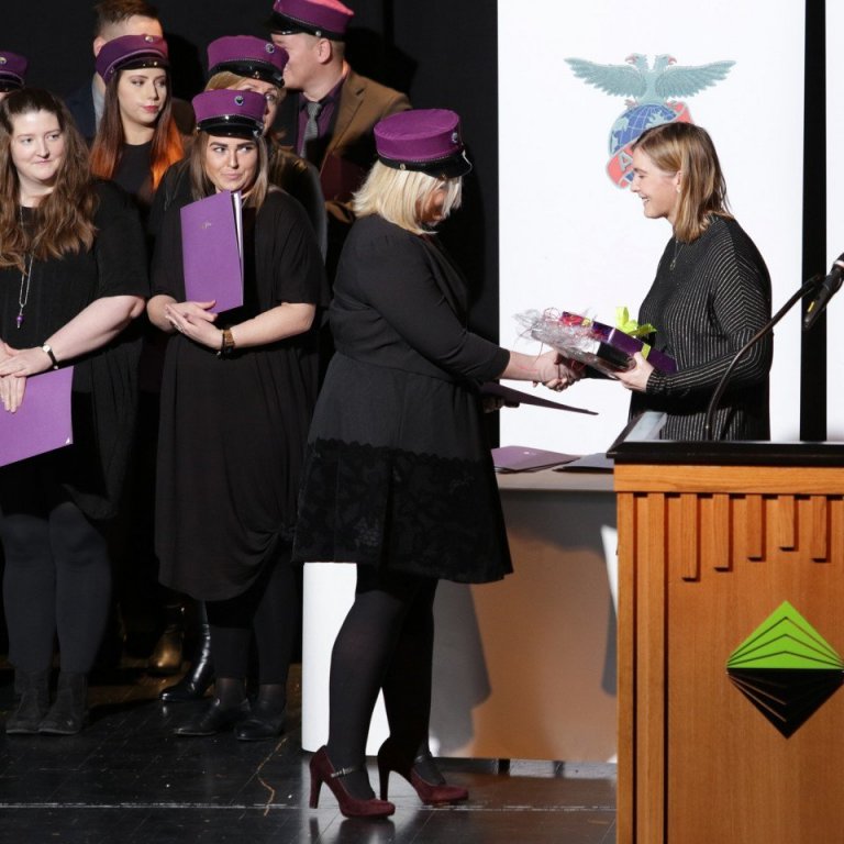 Háskólabrú Keilis brautskráði samtals 64 nemendur úr öllum deildum. Berglind Kristjánsdóttir, forstöðumaður Háskólabrúar, flutti ávarp og afhenti viðurkennignarskjöl ásamt Skúla Frey Brynjólfssyni, náms- og starfsráðgjafa. Dúx Háskólabrúar var Ragnheiður Pálsdóttir með 9,38 í meðaleinkunn, og fékk hún bók frá Íslandsbanka ásamt spjaldtölvu frá Keili sem viðurkenningu fyrir góðan námsárangur.