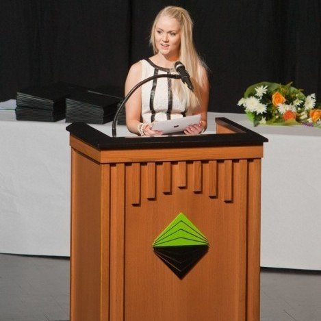 Bylgja Sif Árnadóttir nemandi í flugumferðastjórn flutti ræðu útskriftarnema fyrir hönd Flugakademíu Keilis