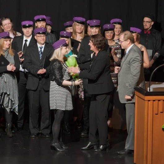 Valgerður Gréta Guðmundsdóttir fékk viðurkenningu á útskriftinni, en hún er þúsundasti nemandinn sem útskrifast af
Háskólabrú Keilis
