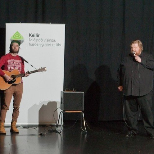 Valdimar Guðmundsson flutti tónlistaratriði ásamt Björgvini Ívar Baldurssyni gítarleikara