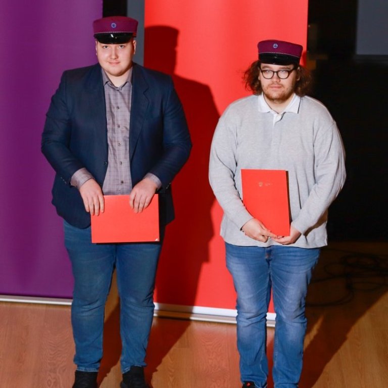 Nýútskrifaðir stúdentar frá Menntaskólanum á Ásbrú, annar með stúdentspróf í tölvuleikjagerð og hinn með stúdentspróf af opinni braut.