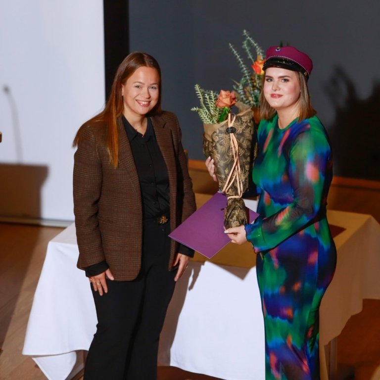 Sigríður Jóhannesdóttir Danner fékk blóm í tilefni þessa að vera nemandi númer 2500 sem útskrifast frá Háskólabrú.