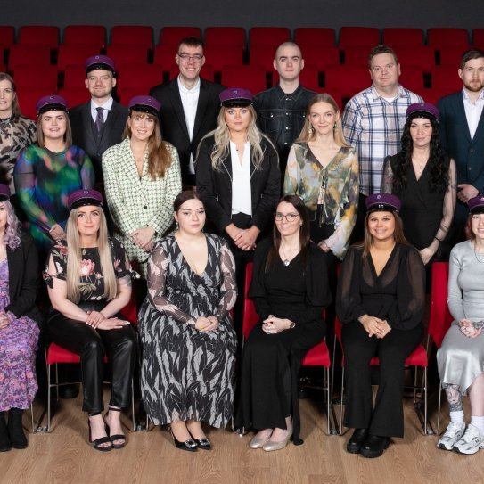 Háskólabrú útskriftarnemar með starfsfólki.