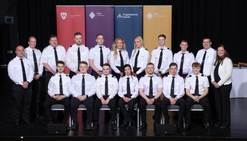 Útskriftarhópur júní 2023 ásamt Óskari Pétri Sævarssyni forstöðumanni og Kristjönu Henný Axelsdóttur…