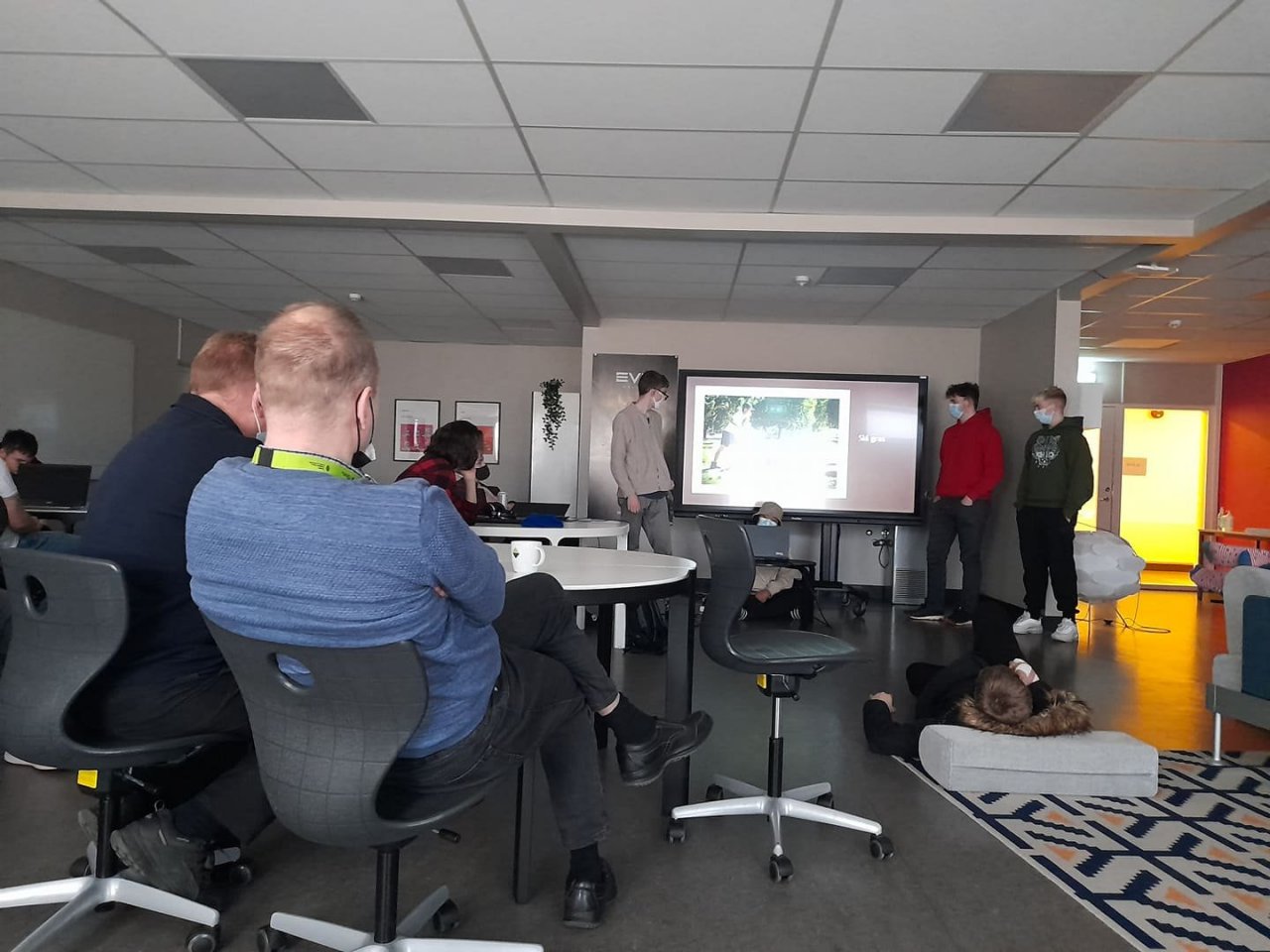 Nemendur kynna fyrir fulltrúum Vinnuverndarskólans