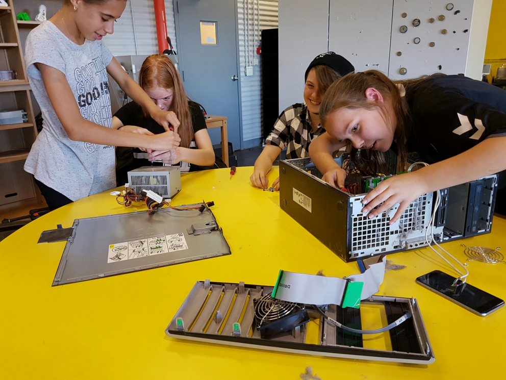 Nemendur úr Háaleitisskóla í fyrsta tímanum í Hakkit smiðjunni