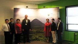 Hjálmar Árnason með gestum frá Kína