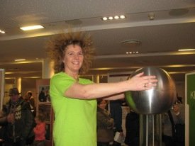 Soffía Waag Árnadóttir, forstöðumaður Háskólabrúar Keilis prófar Van der Graaf rafalinn