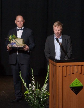 Þorvaldur Tolli Ásgeirsson tekur við viðurkenningu