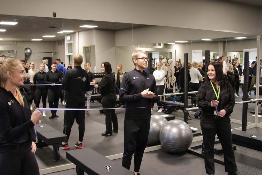 Starfsfólk Heilsuakademíunnar opinbera nafnið á salnum.