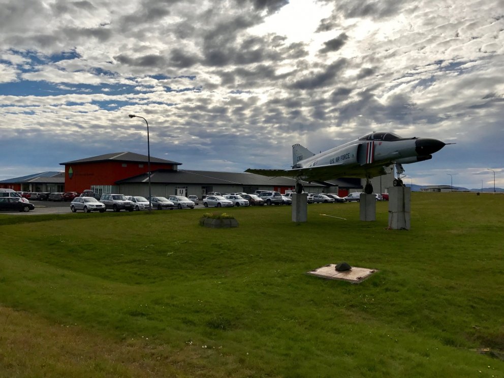 Afhjúpun söguskiltis um Phantom F-4 flugvél