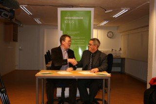 Karl Sölvi og Hjálmar við undirritun samningsins