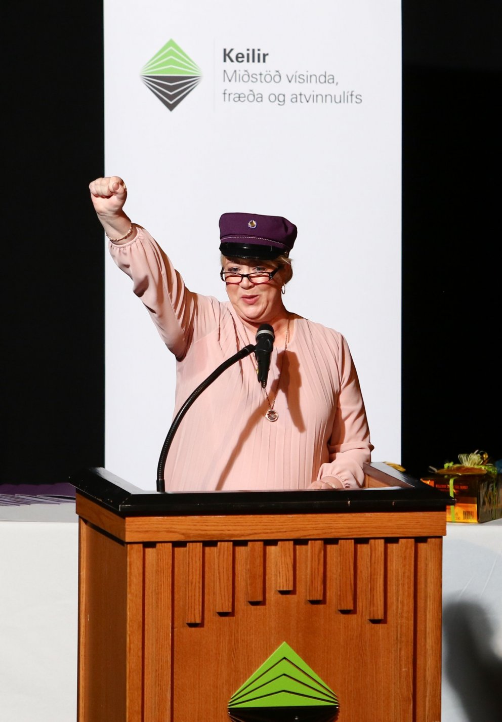 Ásta Dorsett flutti ræðu útskriftarnema Háskólabrúar sumarið 2019.