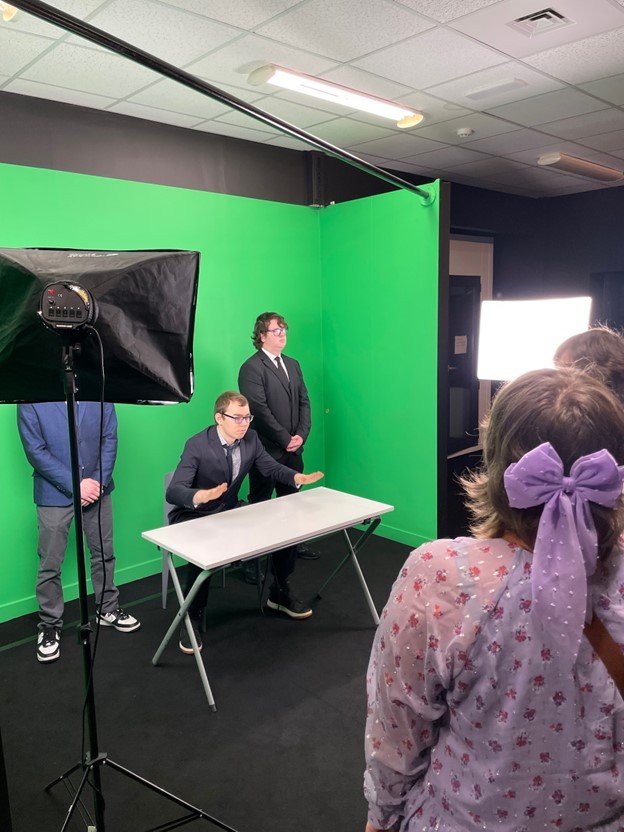 Nemendur MÁ í kvikmyndaveri skólans.