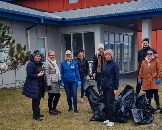 Starfsfólk Keilis plokkar á Ásbrú