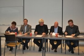 frá undirritun samningsins