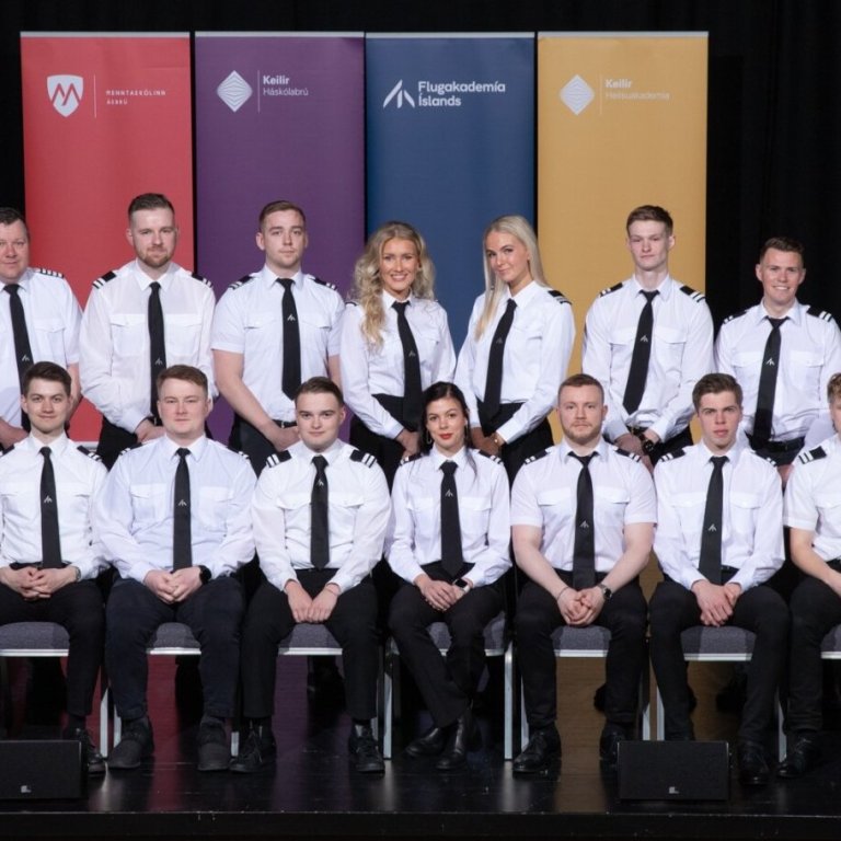 Útskriftarhópur júní 2023 ásamt Óskari Pétri Sævarssyni forstöðumanni og Kristjönu Henný Axelsdóttur…