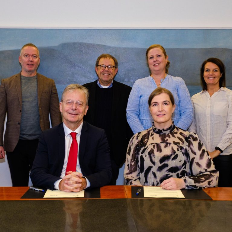 Forsvarsmenn Keilis og Háskóla Íslands við undirritun áframhaldandi samstarfssamning um Háskólabrú K…