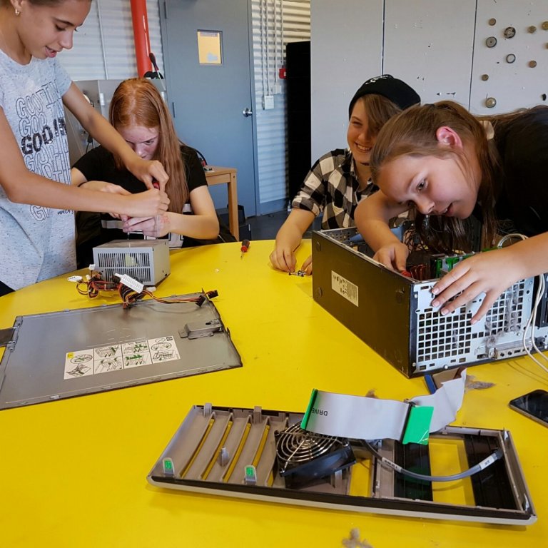 Nemendur úr Háaleitisskóla í fyrsta tímanum í Hakkit smiðjunni