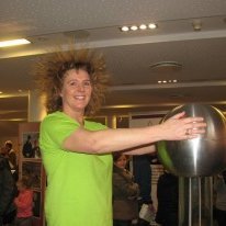 Soffía Waag Árnadóttir, forstöðumaður Háskólabrúar Keilis prófar Van der Graaf rafalinn